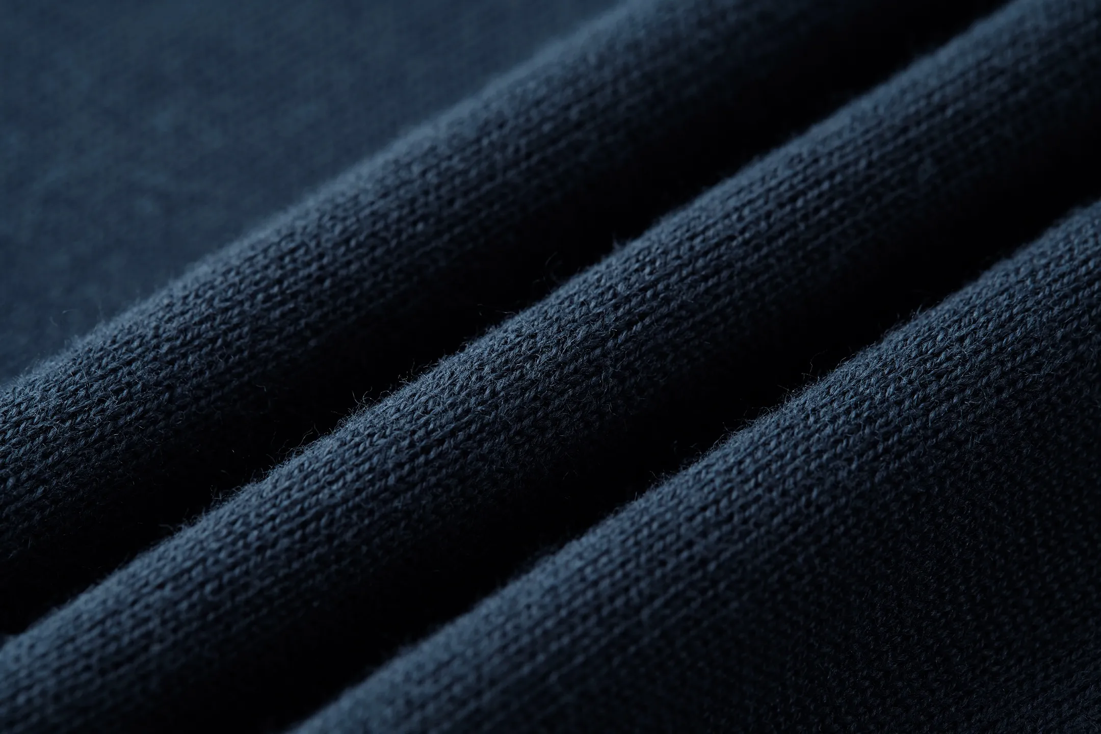 🅿️440 1v 25SS cuff jacquard crew neck sweater (navy blue) The original version was purchased for 15,100 and developed. The fabric is made of 55% cashmere fabric and 45% cotton. The fabric is soft and comfortable and does not cling to the upper body. The three-dimensional and stylish version can be worn outside or as a base layer. The fabric is washed frequently to fix the pattern and color. The jacquard is made of professional point jacquard on wool looms imported from Germany, and is reproduced from the original 1:1 scanned pattern. This round-neck pullover is made of soft cashmere in trendy tones and features Monogram elements on the ribbed knitted cuffs. It goes well with a variety of looks. Size:S-M-L-XL